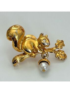 Vintage Avon Squirrel Brooch – Gold-Tone Pin with Dangling Pearl Acorn
